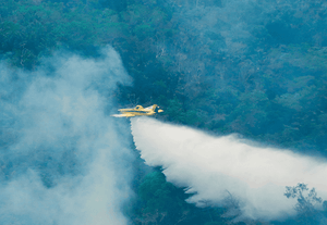 Aeronaves federais lançam mais de 1 milhão de litros de água no combate aos incêndios no Amazonas